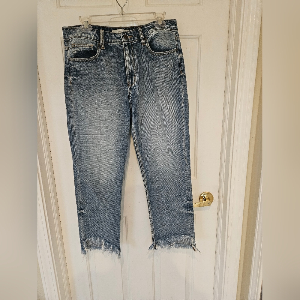 Hidden frayed bottom capri jeans